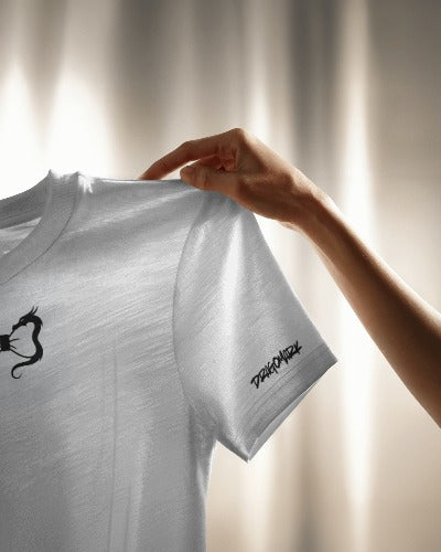 T-shirt unisex Dragomark® “Dragon Bow” – Minimal Streetwear in bianco e nero